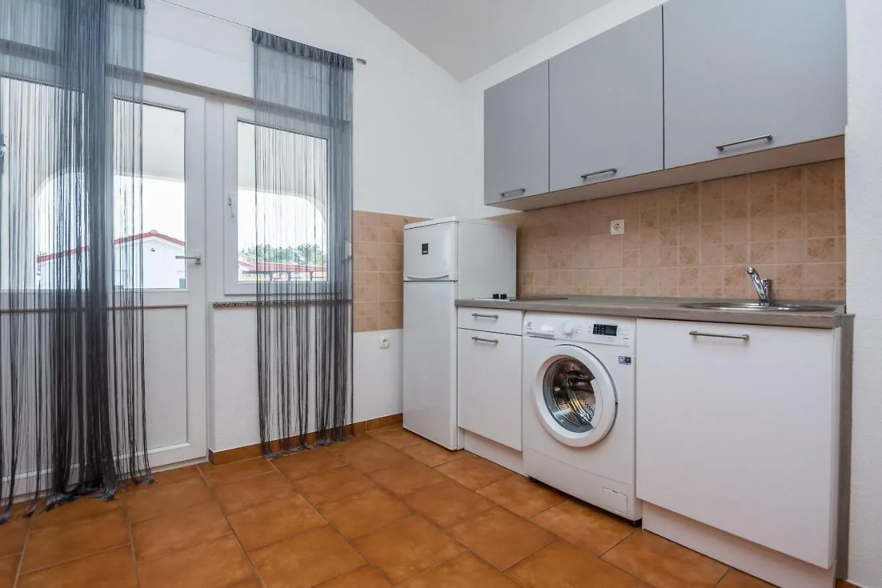 Apartment Wenig Vir Croatia