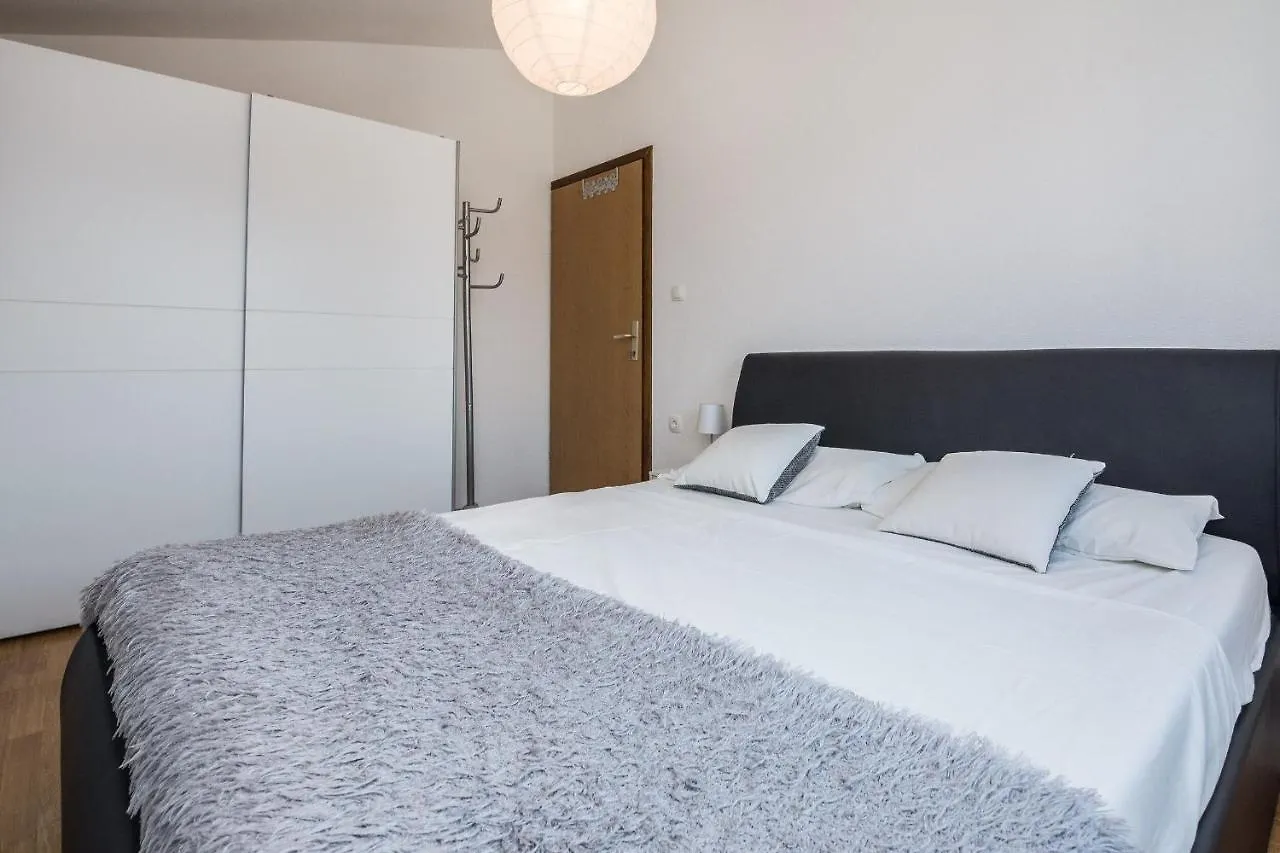 Apartment Wenig Vir